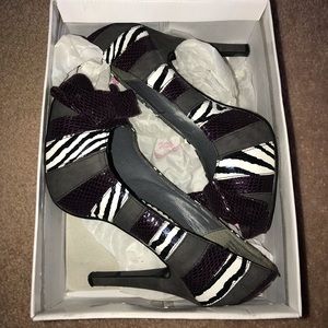 Not Rated Women’s Peep Toe Pump, size 9.0